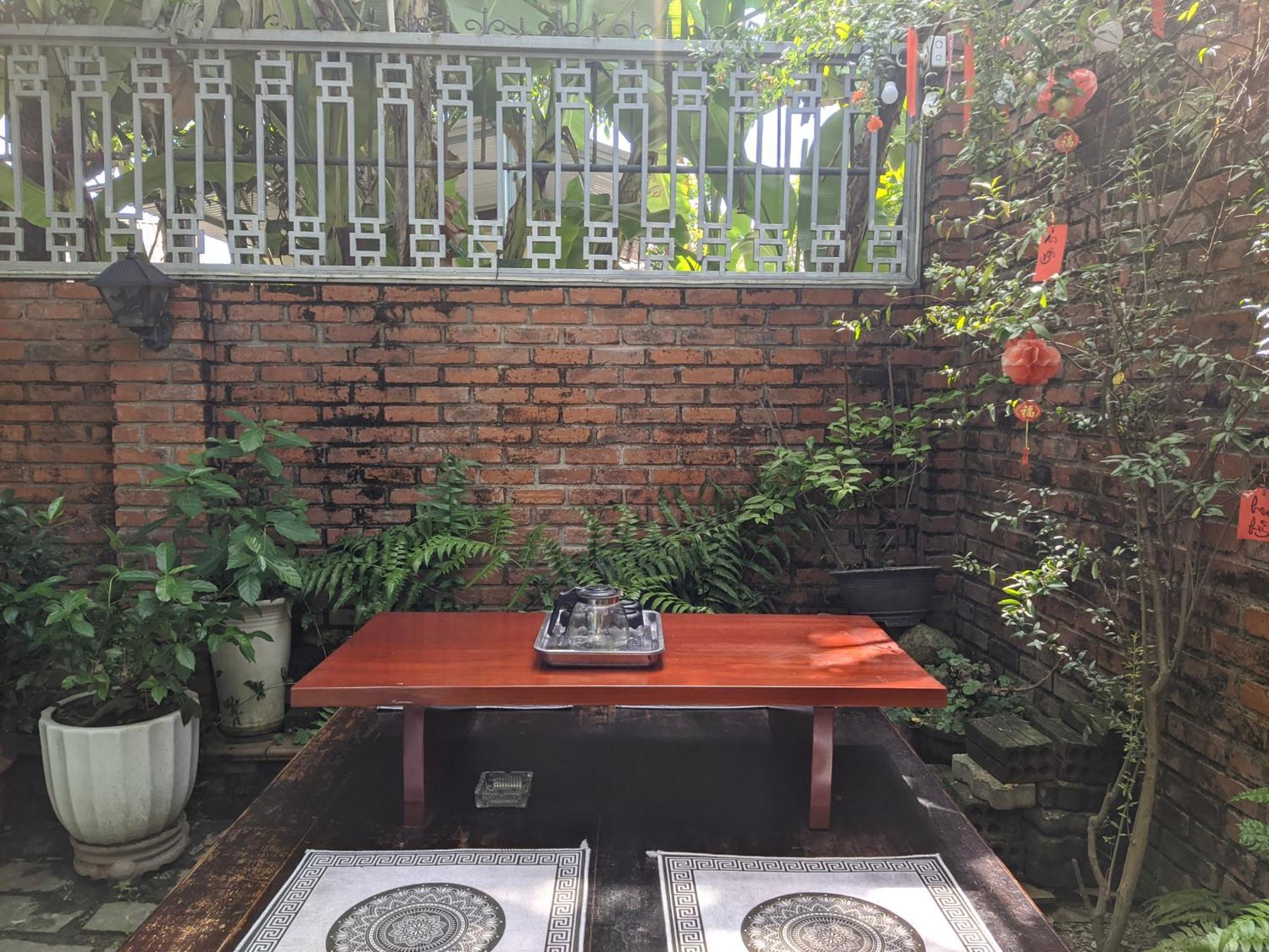 Q' & Garden *